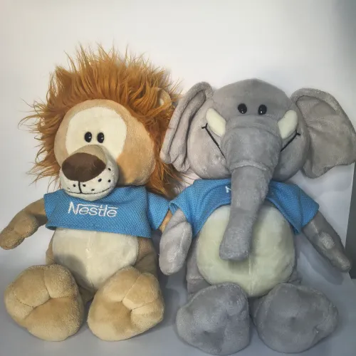 2 PELÚCIAS NESTLÉ - ELEFANTE E LEÃO