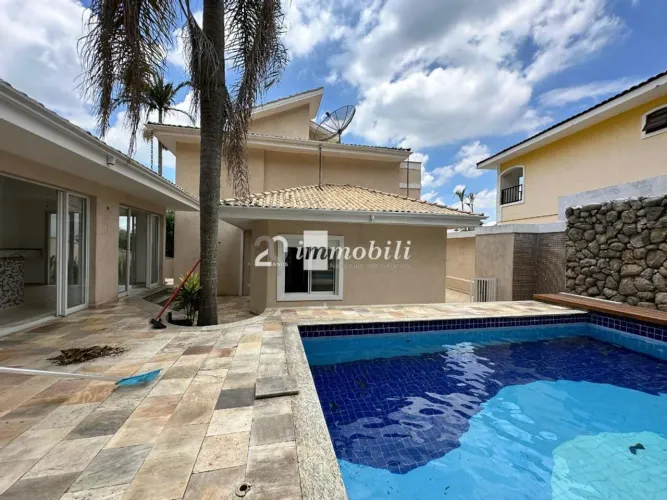 Casa à venda na Região da Granja Viana, com 4 suítes, com 480 m², condomínio fechado.
