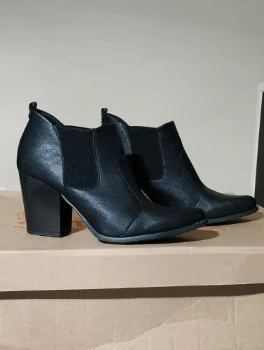 Bota de cano curto - couro