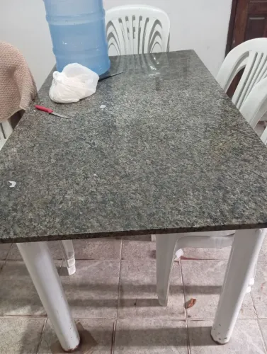 Mesa de mármore sem as cadeiras