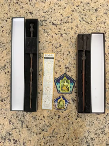 RELÍQUIAS DE HOGWARTS Harry Potter Filmes + Varinhas + Garrafa Suco + Moedas + Lanterna +