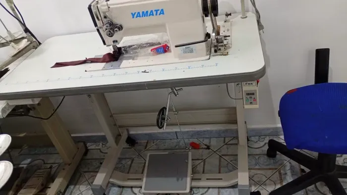 máquina de costura pespontadeira industrial de 2 agulhas da marca Yamata 