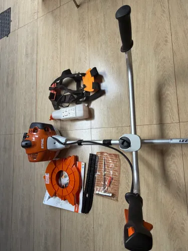 Máquina de Roçadeira STIHL FS 221