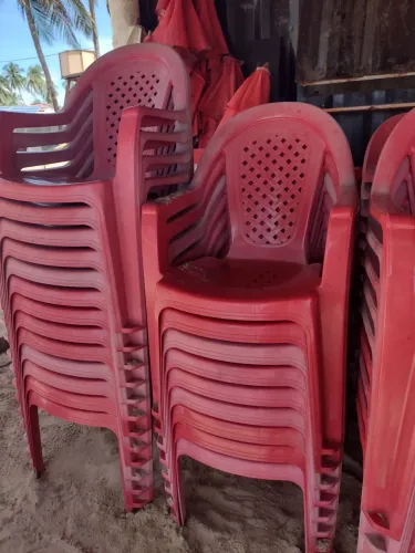 Cadeiras de plástico vermelhas usadas vender logo 25.00 cada uma