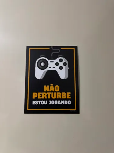 Placa decorativa ?não perturbe estou jogando?
