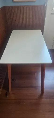Mesa Branca com Pés de Madeira - 1,15 x 74 cm - Excelente Estado