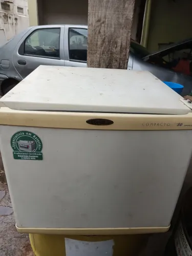 Frigobar pequeno com congelador