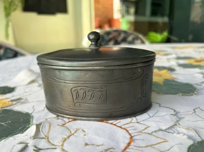 Pote com tampa em Estanho (porta jóias, coisas pequenas, etc.)