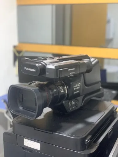 Filmadora Panasonic AG-AC8PB Profissional + 2 SD 64GB + Bolsa + Tripé - Apenas 122h de uso