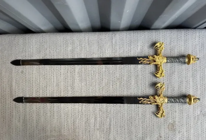 Espada decorativa medieval do Rei Dragão