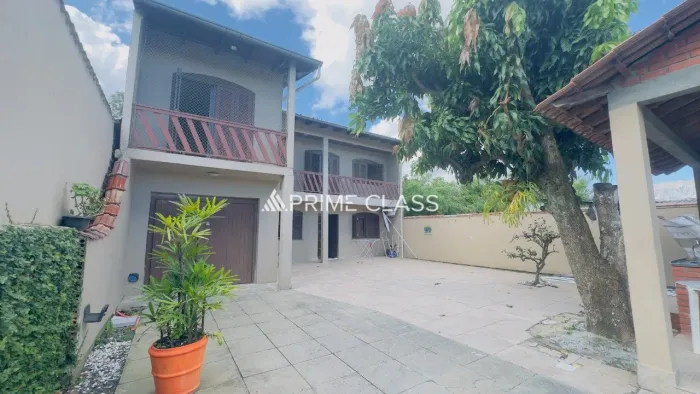 Sobrado 3 dormitórios com 1 suíte, pátio com piscina, Bairro Niterói - Canoas