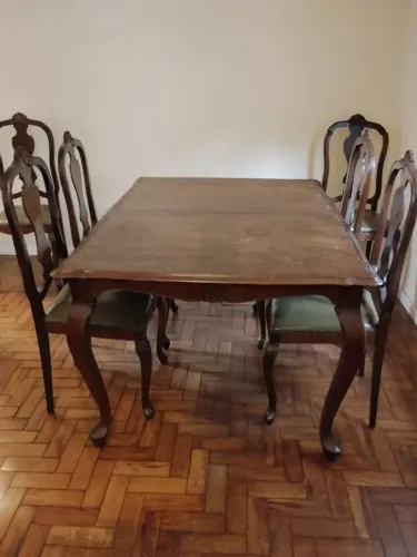 Mesa de jantar de madeira com 5 cadeiras