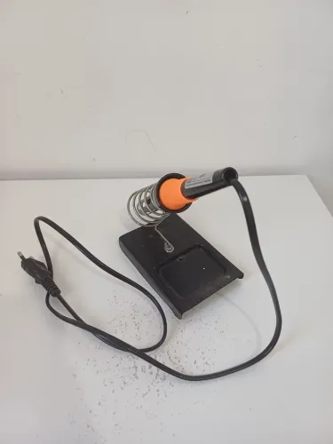 Ferro de solda com suporte