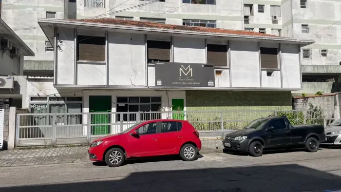 Sobrado 4 dormitórios - 4 banheiros - garagem grande fechada - Ponta da Praia
