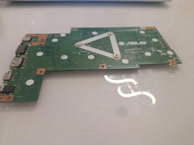 placa-mãe é compatível com os modelos ASUS E410MA e E510MA