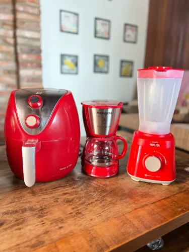 Kit com Airfryer, cafeteira e liquidificador