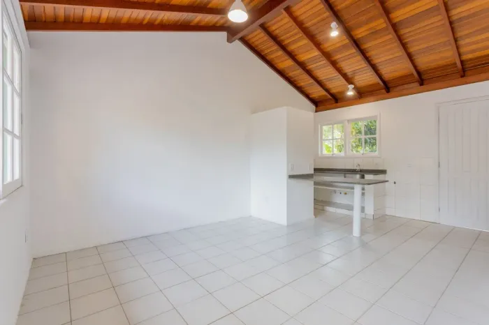 Casa para alugar no Rio Tavares, a poucos passos da praia e em meio à natureza!