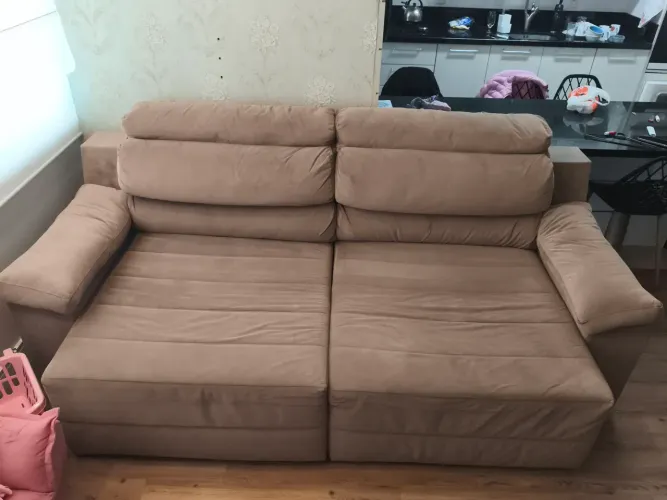 Sofá retrátil medindo 2,5 m x 1,20