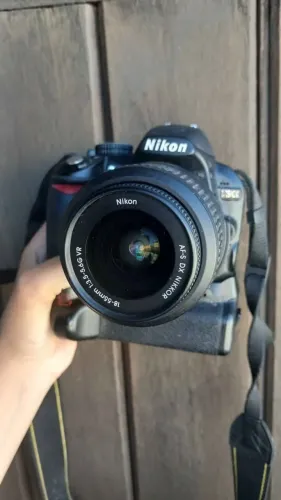 Nikon d3100 + lente 18-55 + carregador + 2 baterias originais nikon  + Grip