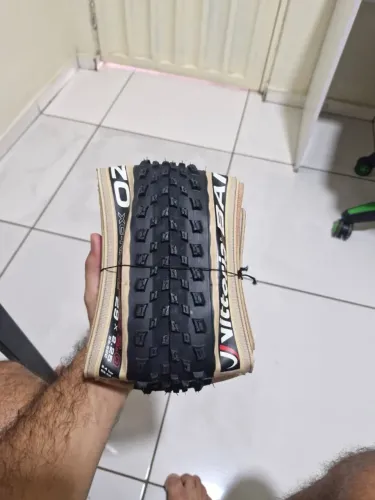 Pneu 29 X 2.25 Vittoria Barzo Xc-race G2.0 Faixa Bege Cor Preto