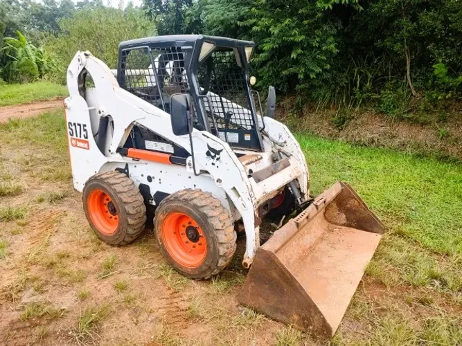  Bobcat S175 Minicarregadeira + Implementos (Braço valetador, Vassoura e Capinadeira)...