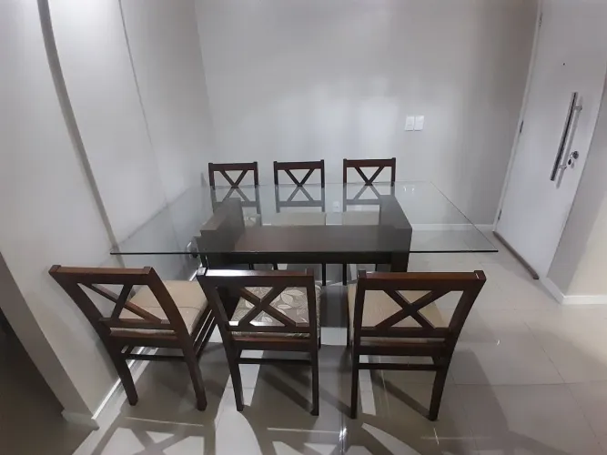 Mesa com tampo de vidro base madeira + 6 cadeiras