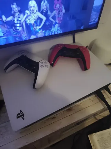 Playstation 5 825 GB com 2 controles