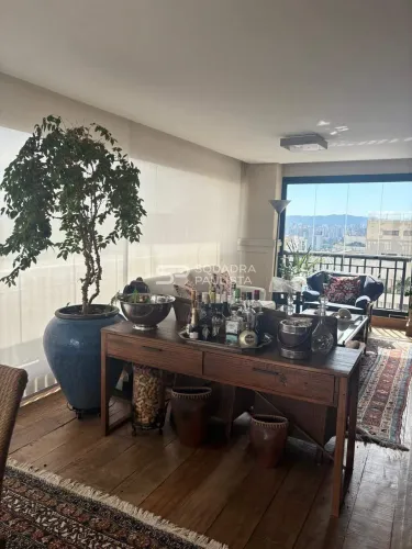 Apartamento com 250 m², 4 quartos sendo 4 suítes à venda no bairro Perdizes.