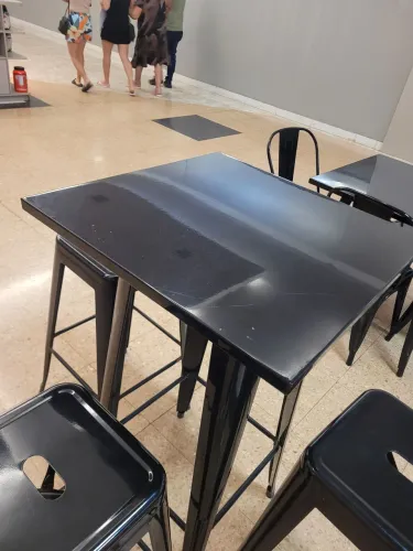 Mesa alta com banquetas