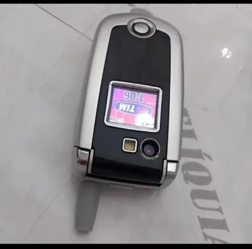 Motorola v635 celular antigo RELIQUIA Flip aço escovado 