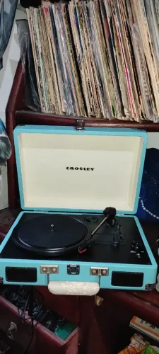Vendo vitrola crosley semi nova na caixa, toca disco perfeitos mais 100 LPS