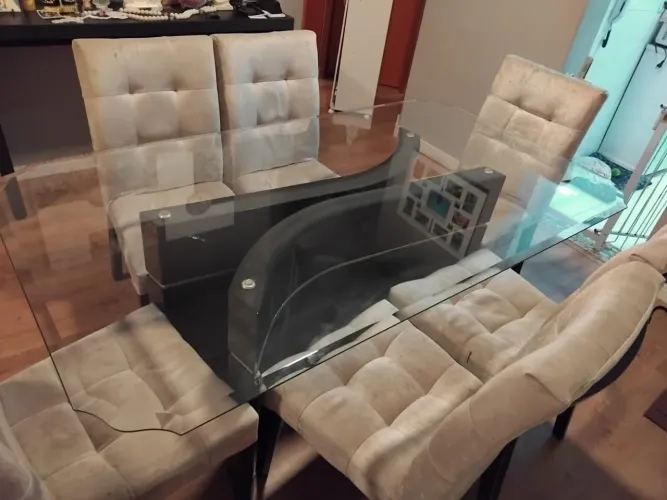 Mesa com 6 cadeiras estofadas 