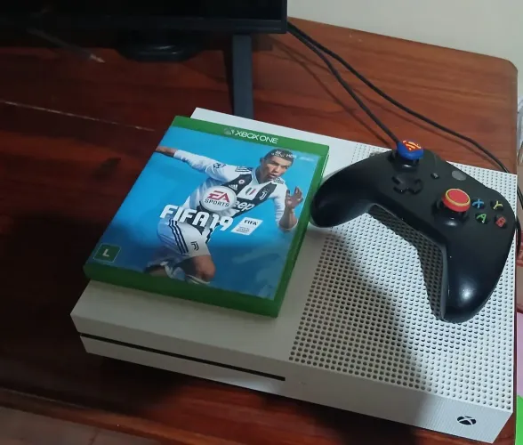 VENDO XBOX ONE S DE 365,00 GB, ELE INCLUI 1 CONTROLE E O FIFA 19 EM BOAS CONDIÇÕES!