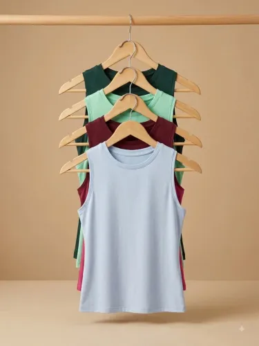 Vendo um lote de 100 blusas na malha Sued ! Sai a 4,00 cada
