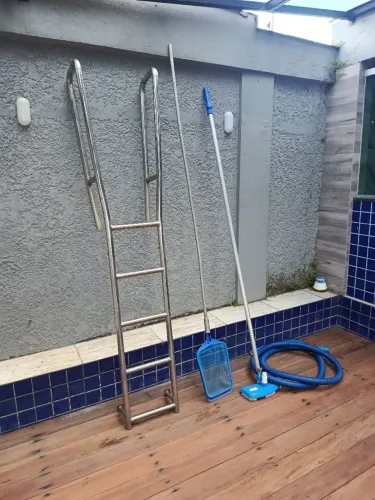 Vendo acessórios de Piscina ( Escada de Inox, Kit de Limpeza)
