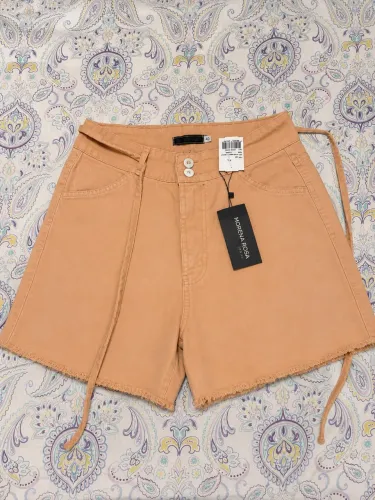 Short morena rosa com etiqueta