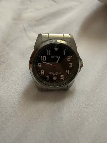 Relógio Orient a pilha com pulseira de metal.