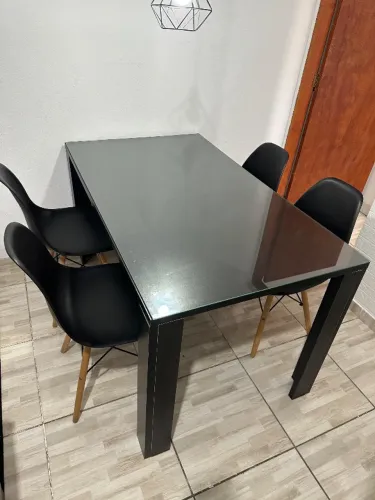 Mesa de jantar com 4 cadeiras