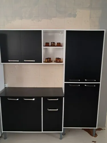 Conjunto armário de cozinha com balcão, paneleiro e armário aéreo.