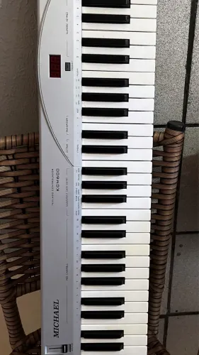 CONTROLADOR MIDI KCM600 MICHAEL