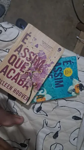 Livros É ASSIM QUE ACABA E É ASSIM QUE COMEÇA