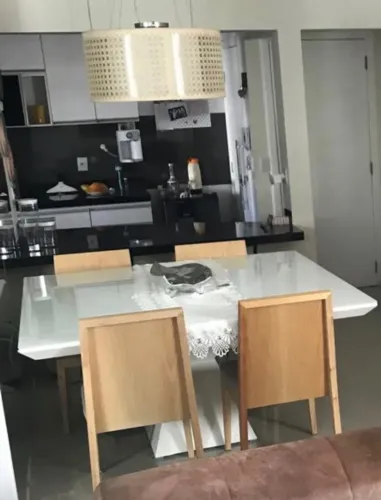 Mesa de jantar quadrada
