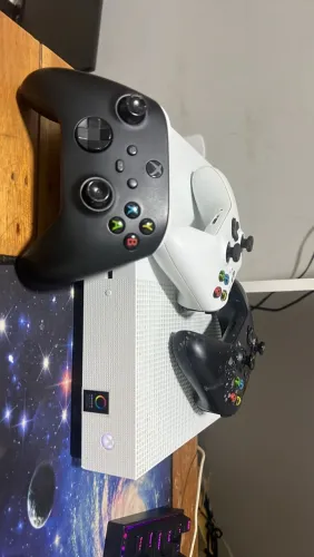Xbox one s 1tb com 1 controle serie x e 2 normais!!?