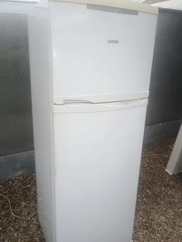 VENDO GELADEIRA FROST FREE 360 LITROS FUNCIONANDO OK MARCAS DE USO.