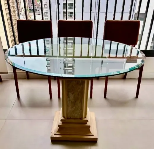 mesa redonda vidro bisotado, madeira e mármore