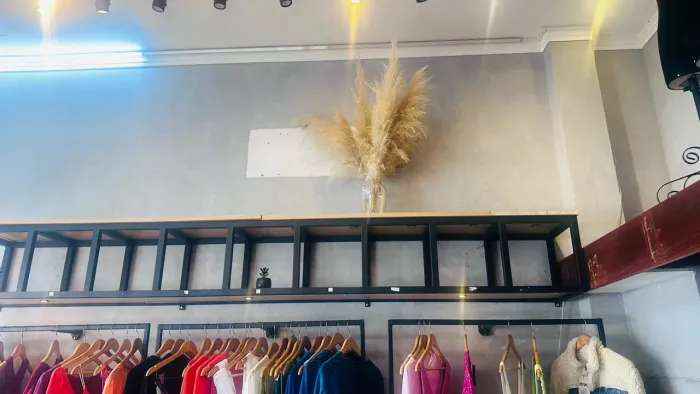 Mobiliário de loja de roupas