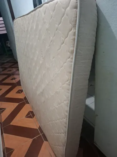 colchão de casal padrão ele é de espuma já está higienizado e tem 188 por 138 acho aceito 