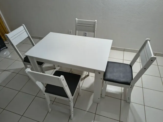Conjunto de mesa e 4 cadeiras de madeira - Branco