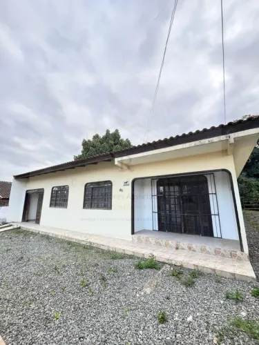 Casa com 3 Quarto(s) e 1 banheiro(s) para Alugar, 90 m² por R$ 2100 / Mês