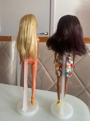 2 bonecas novas com o suporte 
